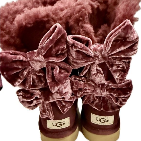 UGG WOMEN'S BAILEY BOW CRUSHED VELVET SHEEPSKIN WINE GRAPE WINTER BOOTS NWOT - Picture 2 of 4